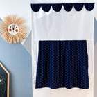 Das KraftKids Puppentheater Kasperletheater Musselin dunkelblau Anker mit Teleskopstange hängt an einer Zickzack-Wand, gepaart mit einem Stroh-Löwengesicht als Wanddekor und einer Kreidetafel mit bunten Zeichnungen für eine verspielte Atmosphäre.