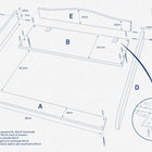 Aufbauskizze des KraftKids Wickelaufsatzes weiß für schmale 3er/4er MALM Kommode, mit beschrifteten Holzteilen (A-E), Zentimeterangaben, mehrsprachigen Beschreibungen und dem KraftKids Logo - ideal für Ihre Wickelstation Babyzimmer.